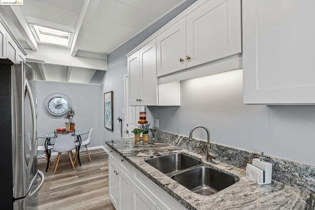 Building Photo - 2559 Rebecca Dr