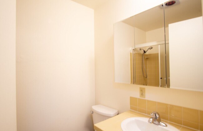 Building Photo - FREE RENT: Spacious Top Flr 2Bdr Flat, W/D Hk-Up, D/W, Tons of Storage, Balcony!