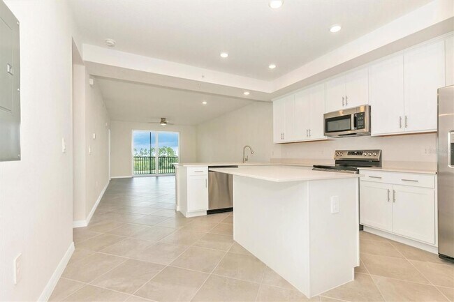 Building Photo - 12320 Wellen Golf St