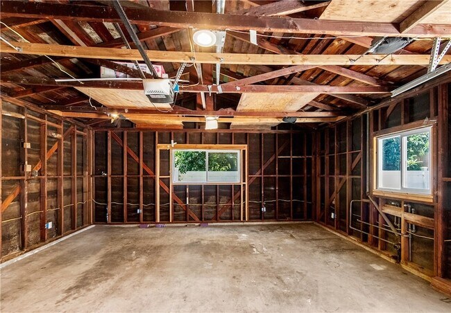Building Photo - 542 N Waverly St