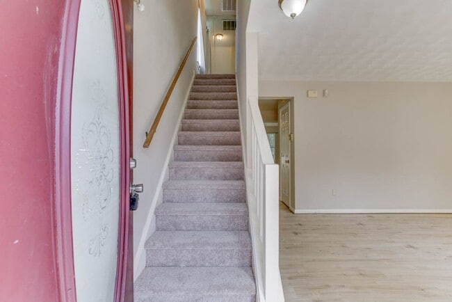 Building Photo - Updated 3-Bedroom Yorktown Townhouse with Private Yard and Community Amenities