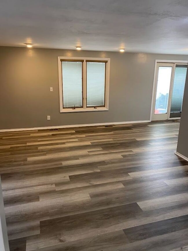 Building Photo - Renovated townhome! 3 beds, 2 baths, with ...
