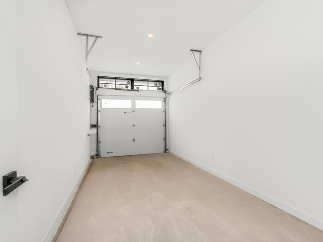 Building Photo - 322 Edwards Pl