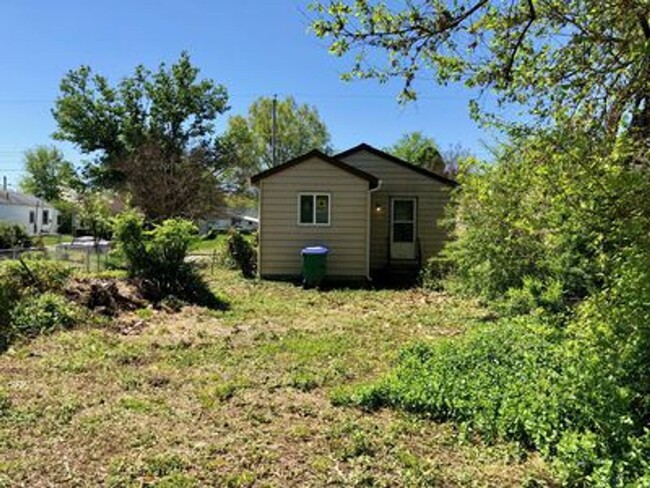 Building Photo - Cozy 3 bed 1.5 bath with Backyard