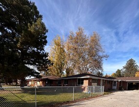 Building Photo - Live Minutes from Everything!