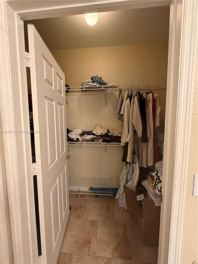 Building Photo - 860 N Orange Ave