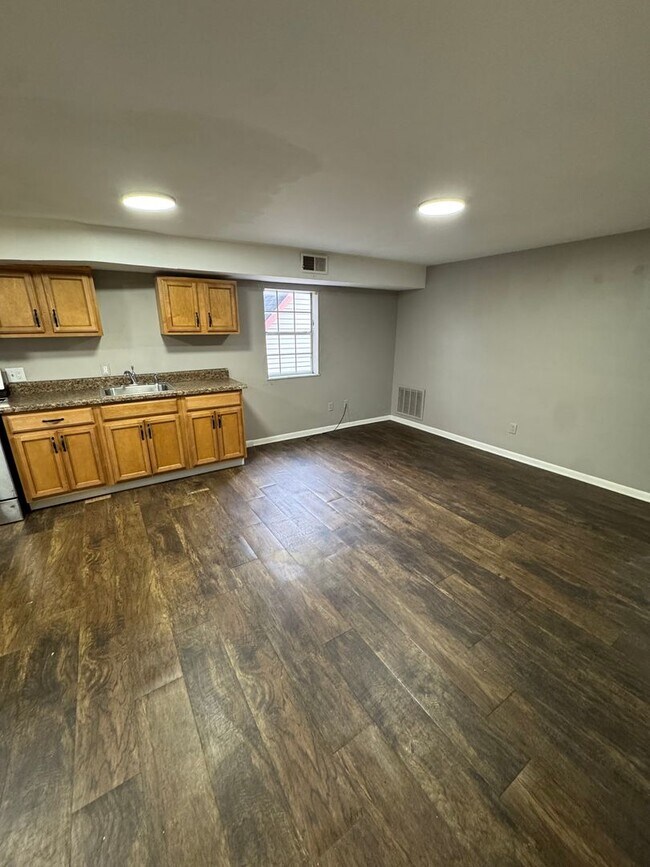 Building Photo - 542 5th Ave