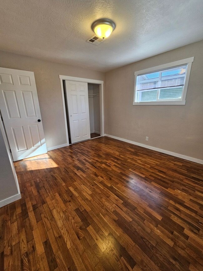 Building Photo - Delightful Home Within Minutes to Everything