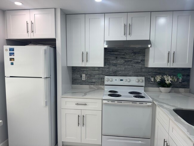 Building Photo - 4801 Martinique Pl