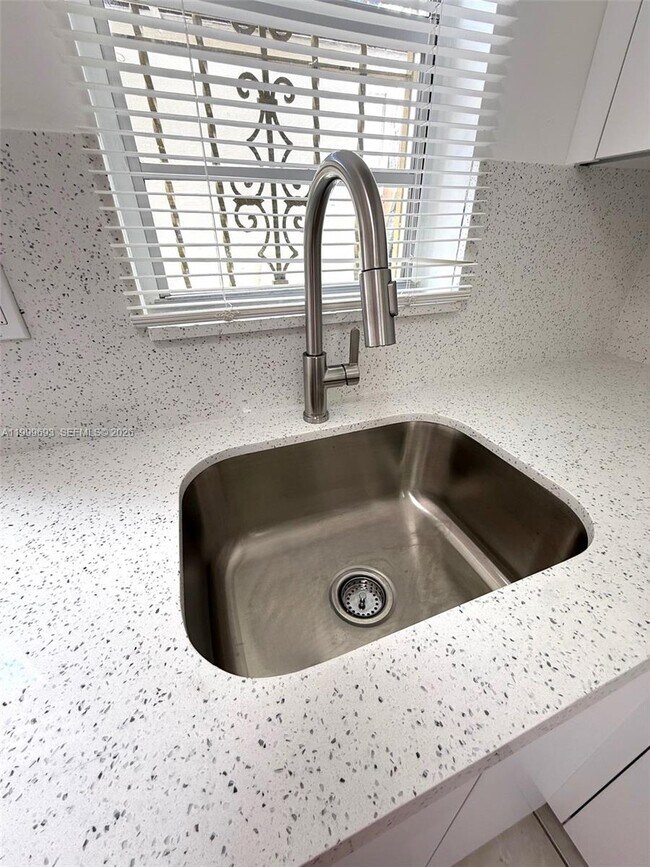 Building Photo - 1460 W 41st St