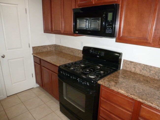 Building Photo - Four Bedroom, Three Bath Home in Somersett