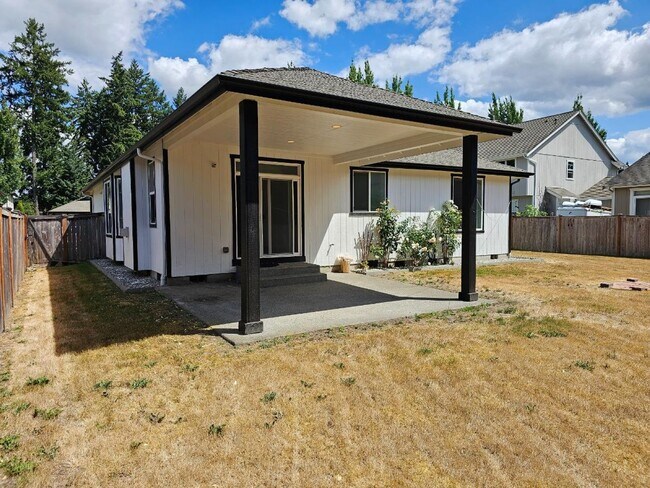 Building Photo - Spacious Tacoma Home with Gas Fireplace, 3-Car Garage & Covered Patio!