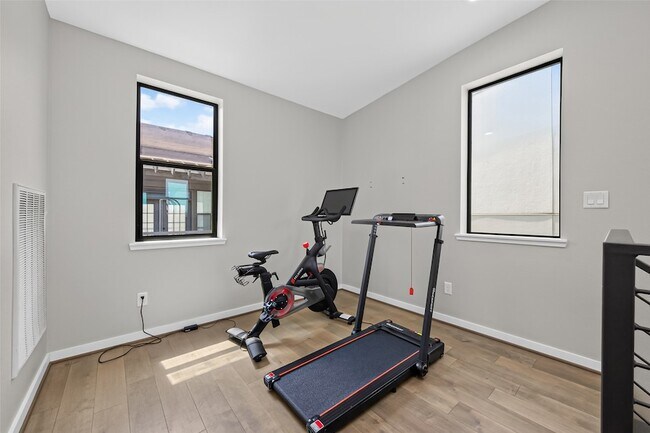 Building Photo - 607 Memorial Heights Dr