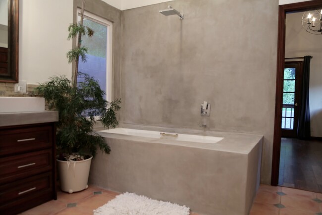 Jacuzzi Tub - 178 Muerdago Rd