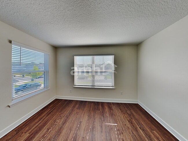 Building Photo - 3084 Creek Village Ln