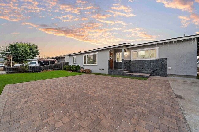 Building Photo - 606 S Sunshine Ave