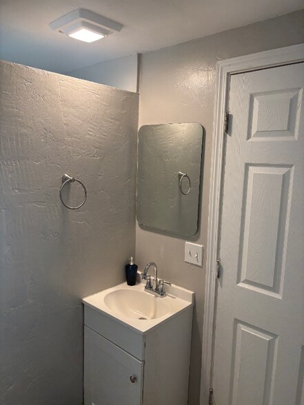 Building Photo - 1328 N Main St