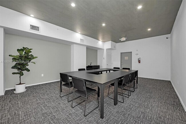 Building Photo - 475 NE 125th St