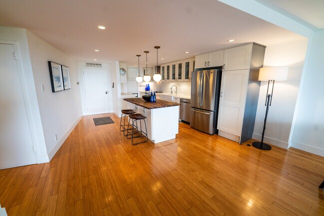 Building Photo - 4337 Marina City Dr