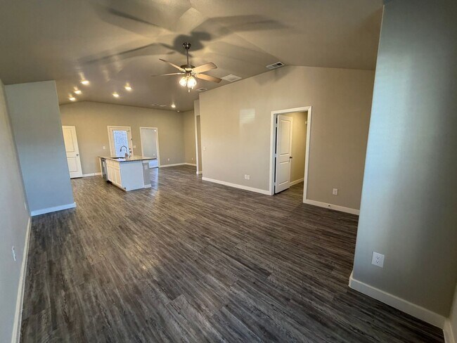 Building Photo - Pre leasing for July: 3/2 located in Upland Crossing!