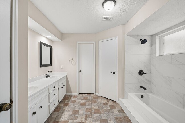 Building Photo - 11910 Pebble Rock Dr