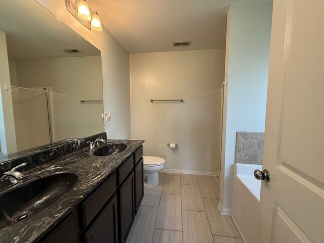 Building Photo - Absolutely Adorable!