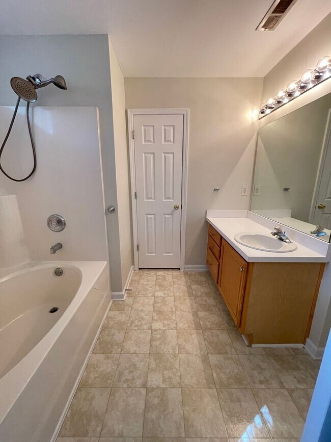 Building Photo - Beautiful, updated 3br 2.5 ba home with garage, fenced-yard in Home Valley Farms Now Available!