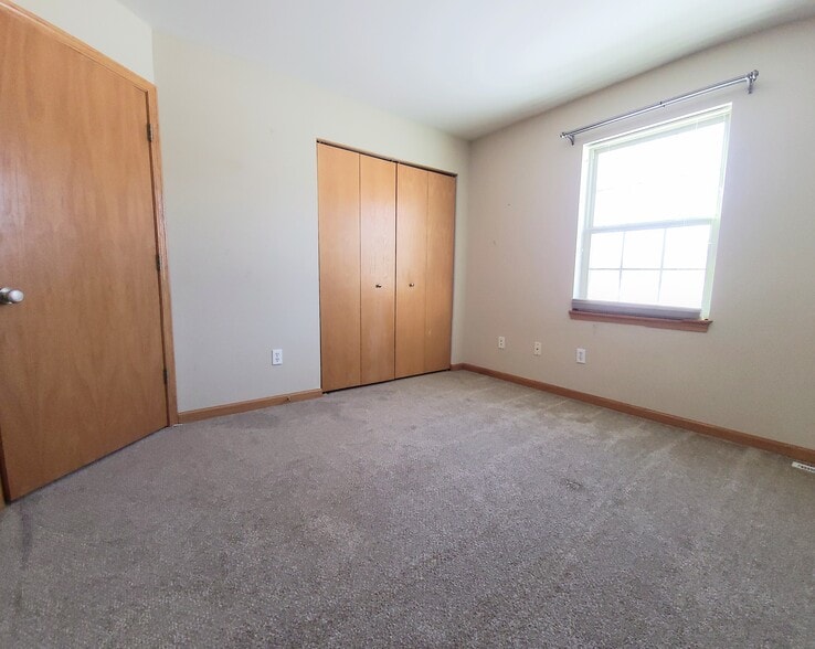 Building Photo - 1805 Deer Path