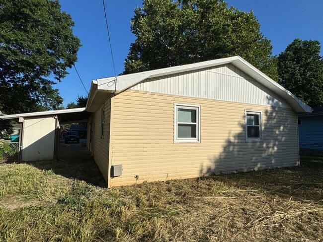 Building Photo - Cute 3 Bedroom Home Available Now