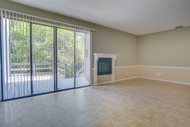Building Photo - 2 Bedroom, 2.5 Bath Townhome with Easy Acc...