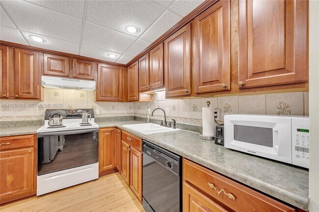 Building Photo - 800 West Ave