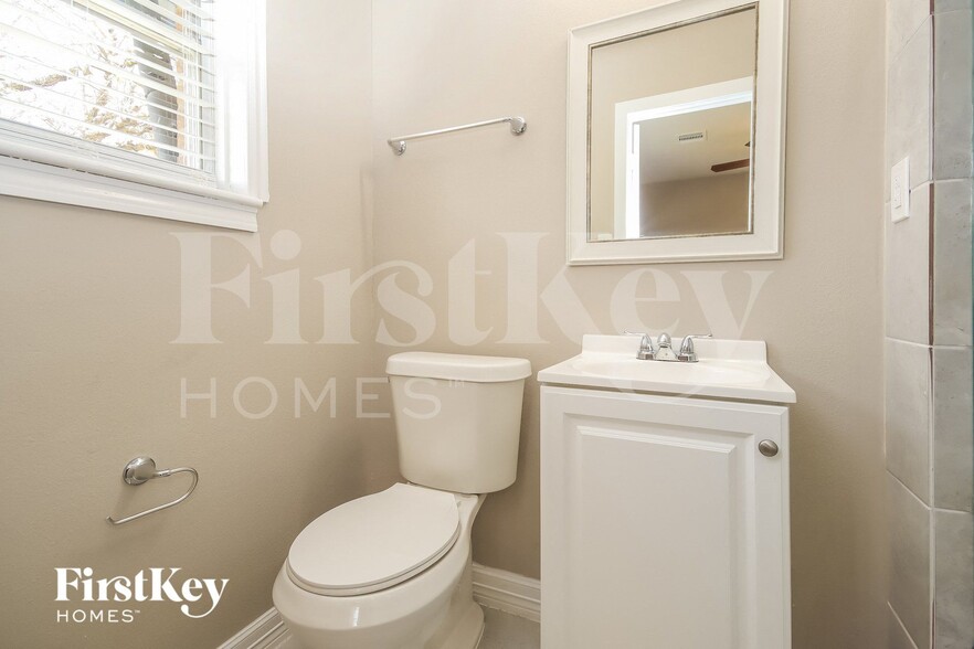 Building Photo - 1204 Trenton Ln