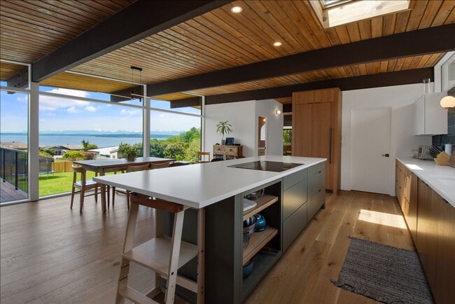 Building Photo - 4Bd/3.25Ba Shoreline House
