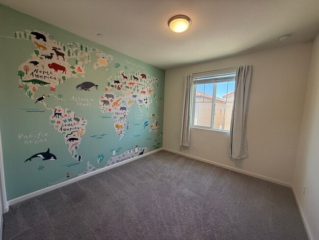Building Photo - Spacious 3 bed 2.5 bath available in North...