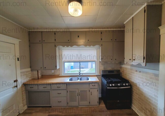 Building Photo - 313 Denver St