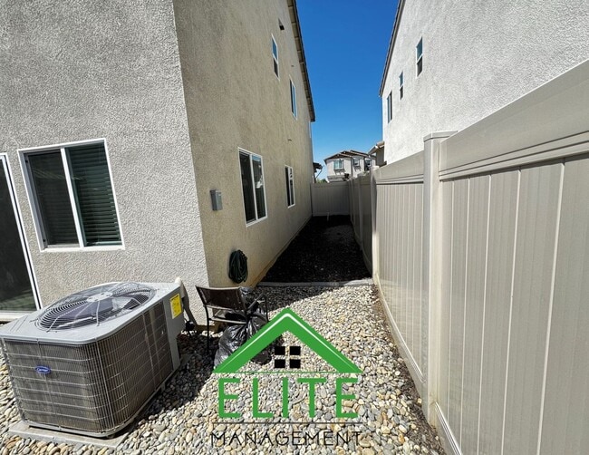 Building Photo - Spacious 4-Bedroom, 3-Bath Home in Prime E...