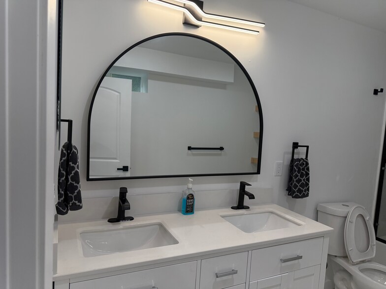 Primary bathroom - 4253 Raynol St