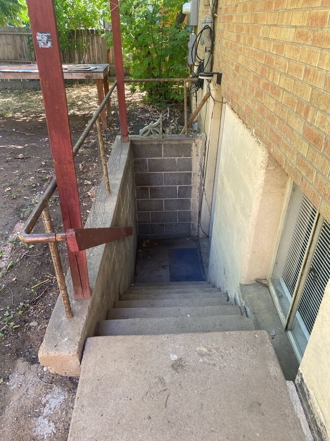 Building Photo - 2BD/1BA Basement Room on The Hill!