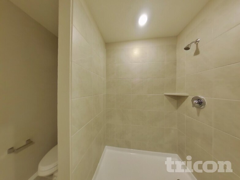 Building Photo - 6529 Middlebury Dr