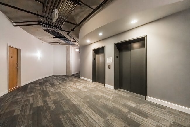 Building Photo - 1000 W Adams St