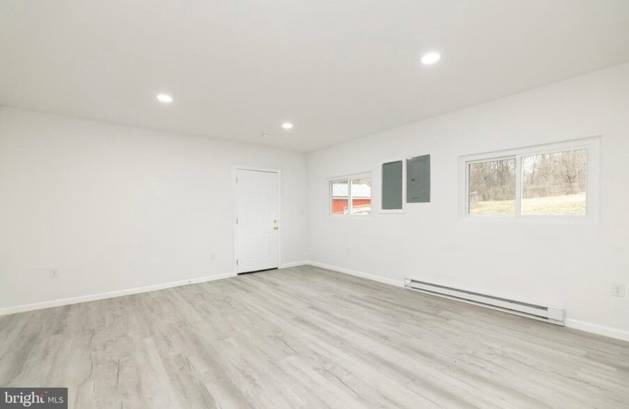 Building Photo - 6731 Middle Rd