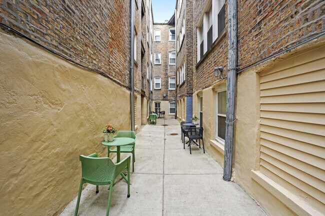 Building Photo - 4956 N Ridgeway Ave