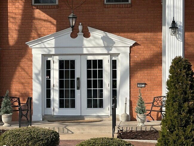 Building Photo - $1,950.00 2Bd/2Bt Condo in Chesterfield w/2 Garage Parking Spots