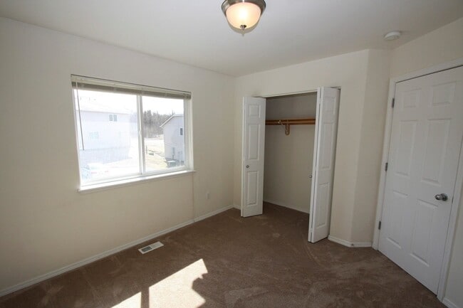 Building Photo - 4 Bedroom Wasilla Townhouse!