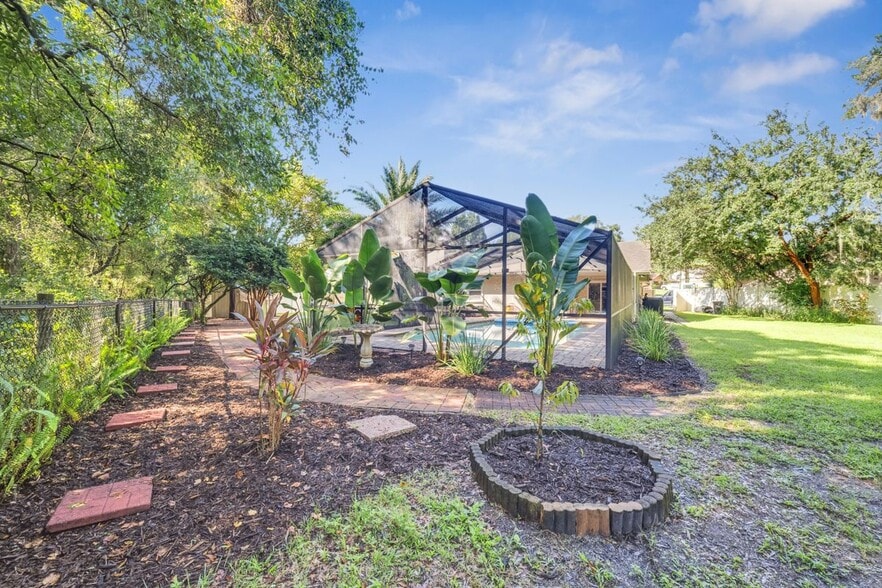 Building Photo - 755 Oak Terrace