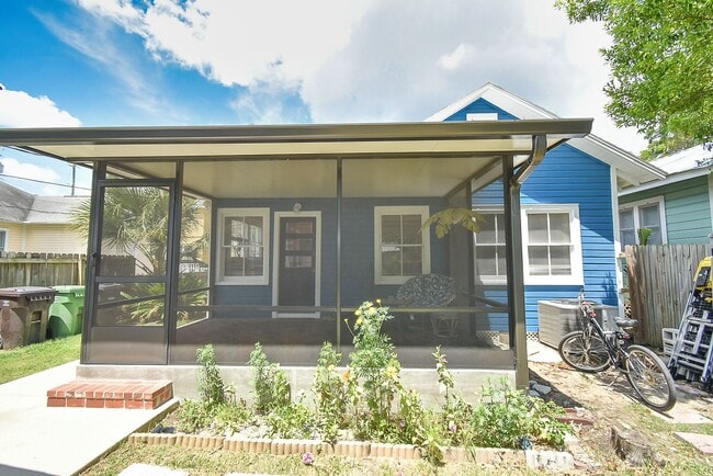 Building Photo - 7 Dupont Ln