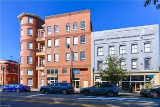 Building Photo - Downtown City Living Spacious 1 bedroom 1 bathroom in the heart of Greensboro