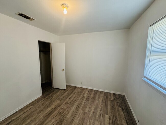 Building Photo - 1807 Westcliff Dr