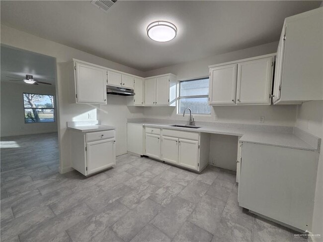 Building Photo - 15 Serg Loop