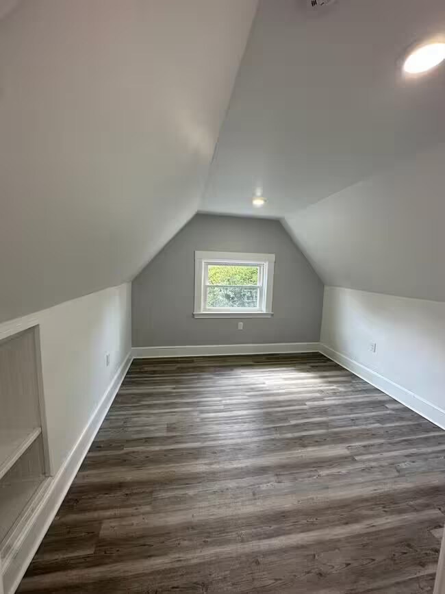 Building Photo - 3370 Parkview Ave